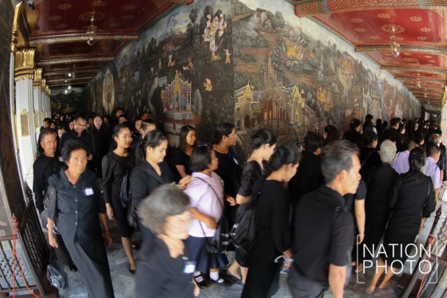 ประชาชนต่อแถวเข้ากราบถวายสักการะพระบรมศพ
