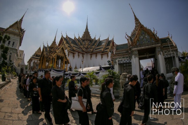 ประชาชนต่อแถวเข้ากราบถวายสักการะพระบรมศพ