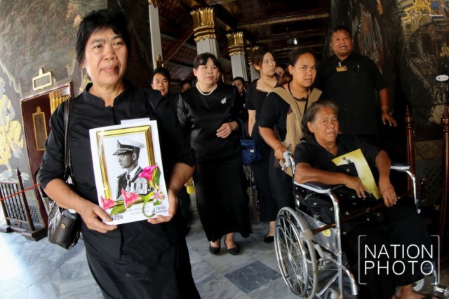 ประชาชนต่อแถวเข้ากราบถวายสักการะพระบรมศพ