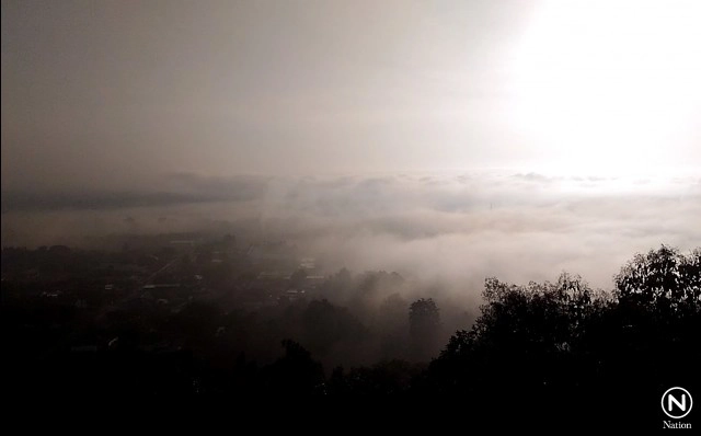 นักท่องเที่ยวชมทะเลหมอก วัดพระธาตุเขาน้อย