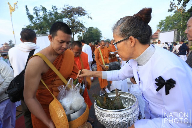 ชาวนครพนมทำบุญตักบาตร หลังเสร็จสิ้นพิธีปฏิบัติบูชาพระธาตุพนมข้ามคืน ปี 2559