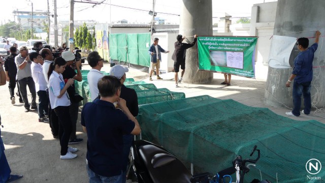 เจ้าหน้าที่นำป้ายติด "ห้ามปิดสะพานวัดพระธรรมกาย "