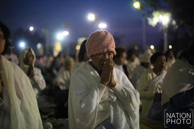 ชาวนครพนมทำบุญตักบาตร หลังเสร็จสิ้นพิธีปฏิบัติบูชาพระธาตุพนมข้ามคืน ปี 2559