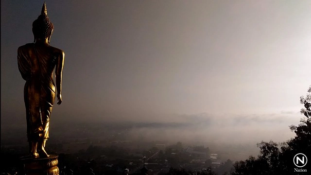 นักท่องเที่ยวชมทะเลหมอก วัดพระธาตุเขาน้อย