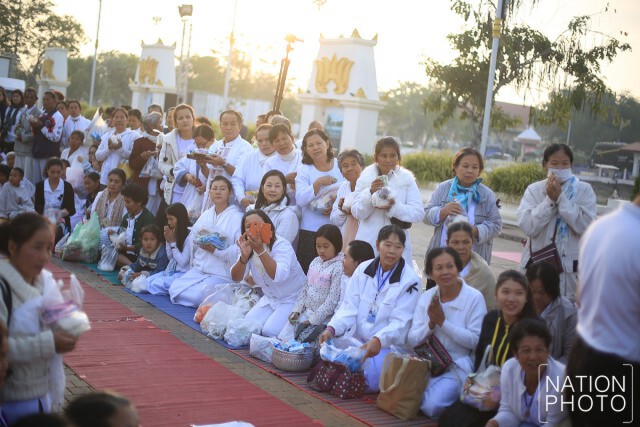ชาวนครพนมทำบุญตักบาตร หลังเสร็จสิ้นพิธีปฏิบัติบูชาพระธาตุพนมข้ามคืน ปี 2559