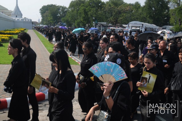 ร้อนแค่ไหนก็รอได้...เพียงได้เข้ากราบสักการะพระบรมศพ
