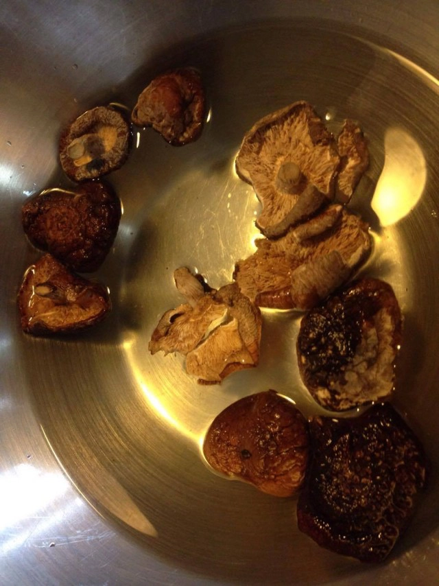 ครัวน้าคม : ต้มจืดกะหล่ำปลีซี่โครงหมูเห็ดหอม เมนูหน้าหนาวกะหล่ำปลีหวานกับซุปซี่โครงหมูร้อนๆ