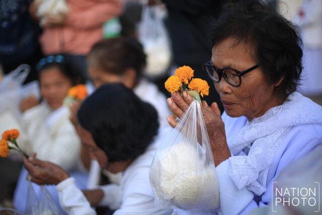ชาวนครพนมทำบุญตักบาตร หลังเสร็จสิ้นพิธีปฏิบัติบูชาพระธาตุพนมข้ามคืน ปี 2559