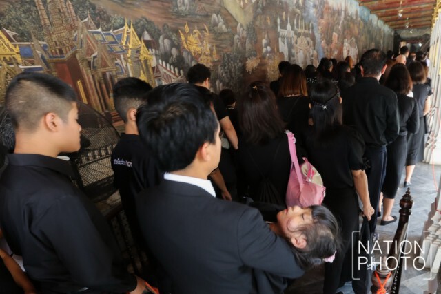 ประชาชนต่อแถวเข้ากราบถวายสักการะพระบรมศพ