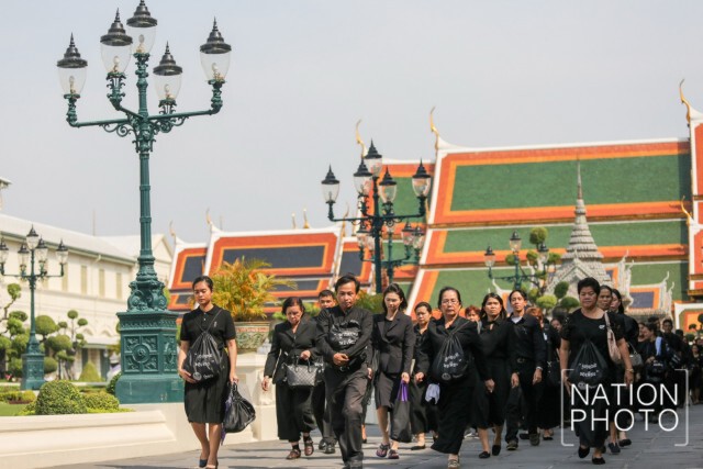 ประชาชนต่อแถวเข้ากราบถวายสักการะพระบรมศพ