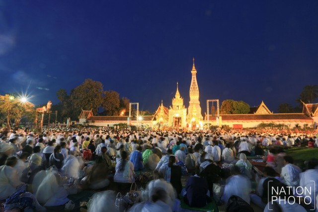 ชาวนครพนมทำบุญตักบาตร หลังเสร็จสิ้นพิธีปฏิบัติบูชาพระธาตุพนมข้ามคืน ปี 2559