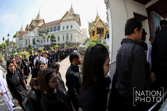 ประชาชนต่อแถวเข้ากราบถวายสักการะพระบรมศพ