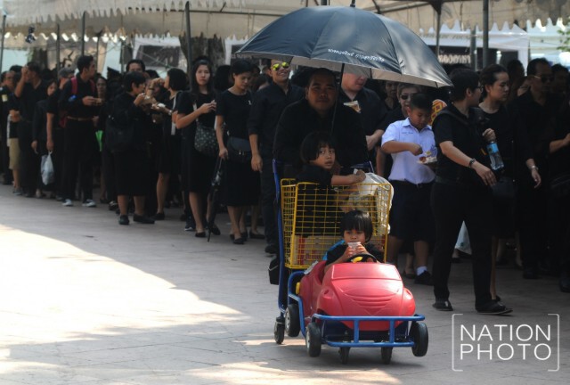 ร้อนแค่ไหนก็รอได้...เพียงได้เข้ากราบสักการะพระบรมศพ