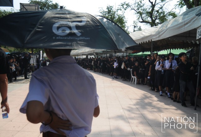 ร้อนแค่ไหนก็รอได้...เพียงได้เข้ากราบสักการะพระบรมศพ