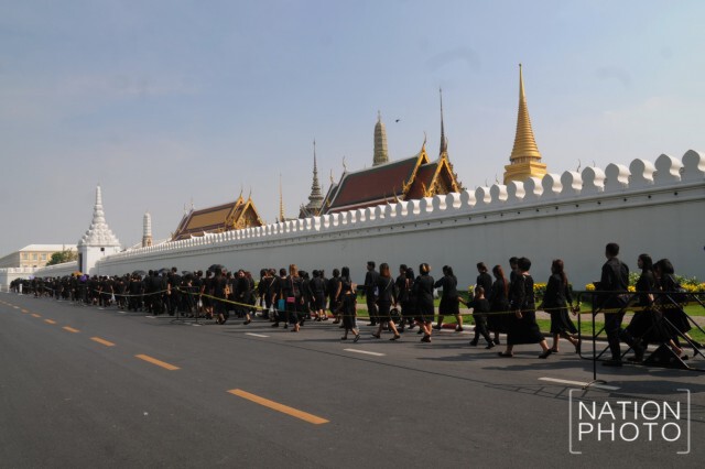 ร้อนแค่ไหนก็รอได้...เพียงได้เข้ากราบสักการะพระบรมศพ
