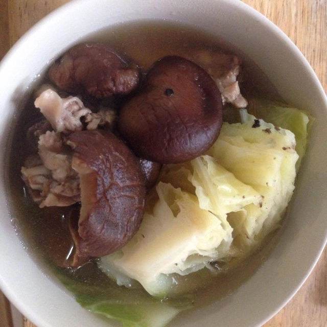 ครัวน้าคม : ต้มจืดกะหล่ำปลีซี่โครงหมูเห็ดหอม เมนูหน้าหนาวกะหล่ำปลีหวานกับซุปซี่โครงหมูร้อนๆ