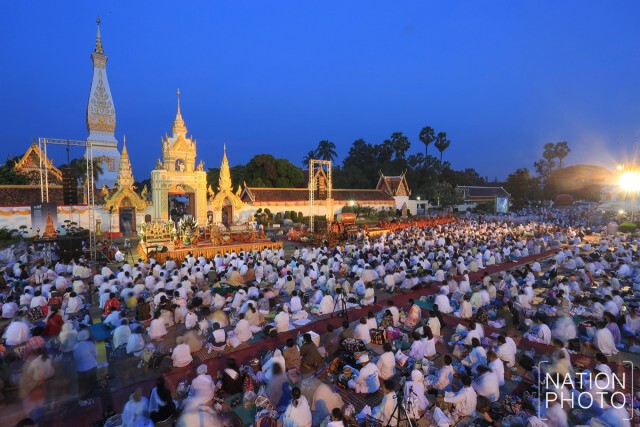 ชาวนครพนมทำบุญตักบาตร หลังเสร็จสิ้นพิธีปฏิบัติบูชาพระธาตุพนมข้ามคืน ปี 2559