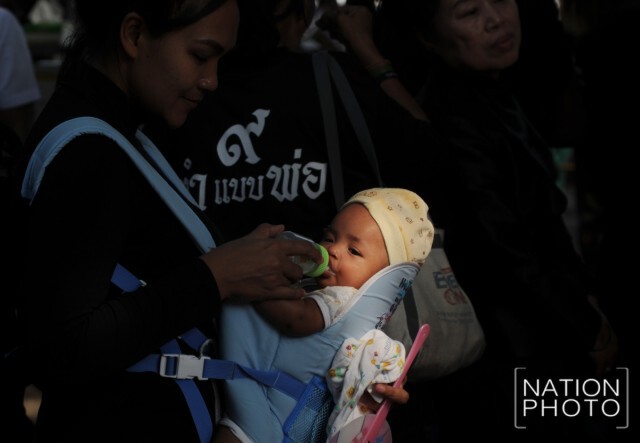 ร้อนแค่ไหนก็รอได้...เพียงได้เข้ากราบสักการะพระบรมศพ