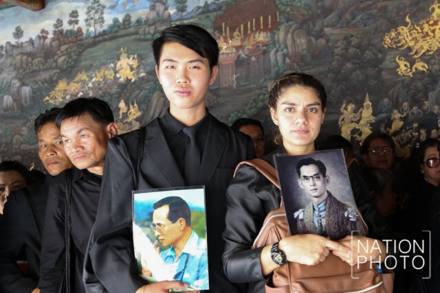 ประชาชนต่อแถวเข้ากราบถวายสักการะพระบรมศพ