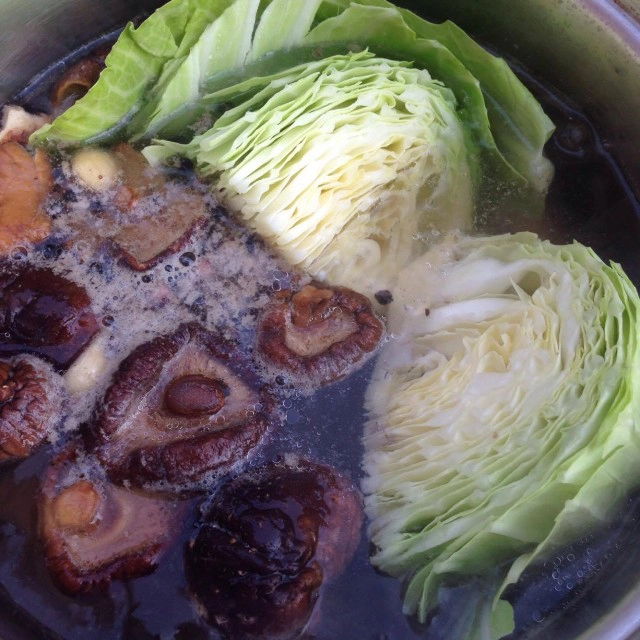 ครัวน้าคม : ต้มจืดกะหล่ำปลีซี่โครงหมูเห็ดหอม เมนูหน้าหนาวกะหล่ำปลีหวานกับซุปซี่โครงหมูร้อนๆ