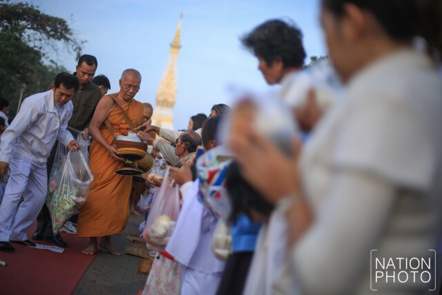 ชาวนครพนมทำบุญตักบาตร หลังเสร็จสิ้นพิธีปฏิบัติบูชาพระธาตุพนมข้ามคืน ปี 2559
