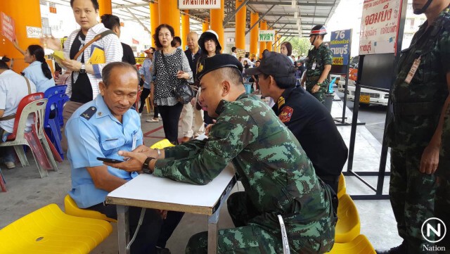 จับปรับ 5 พัน! โชเฟอร์รถตู้ร่วมบริการ รับผู้โดยสารเกิน-ให้ยืนบนรถ