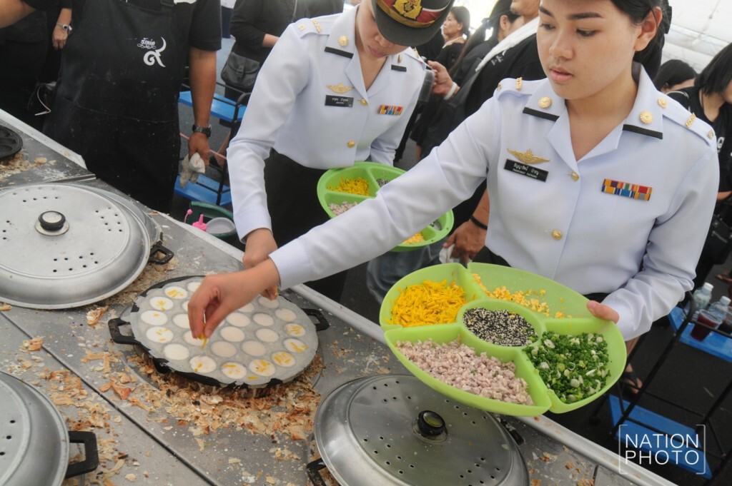 สมเด็จพระเจ้าอยู่หัวมหาวชิราลงกรณฯ โปรดเกล้าฯ พระราชทานขนมครกให้กับปชช. สมเด็จพระเจ้าอยู่หัวมหาวชิราลงกรณฯ โปรดเกล้าฯ พระราชทานขนมครกให้กับปชช.