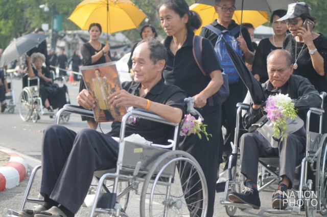 ชมรมกล้วยไม้ไทยนครปฐมนำดอกกล้วยไม้มาแจกปชช.ที่ไปกราบพระบรมศพฯ