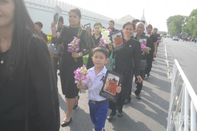 ชมรมกล้วยไม้ไทยนครปฐมนำดอกกล้วยไม้มาแจกปชช.ที่ไปกราบพระบรมศพฯ