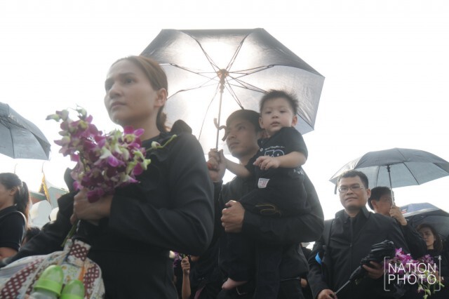 ชมรมกล้วยไม้ไทยนครปฐมนำดอกกล้วยไม้มาแจกปชช.ที่ไปกราบพระบรมศพฯ