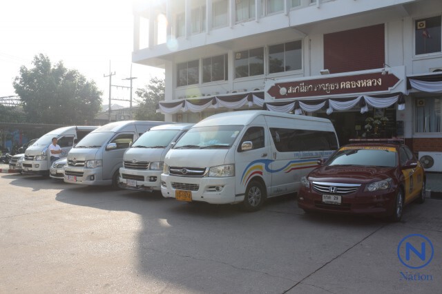 ตร.เริ่มตรวจค้น
รถตู้ขนปชช.-พระ เข้าวัดพระธรรมกาย