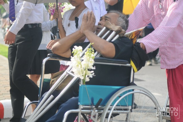 ชมรมกล้วยไม้ไทยนครปฐมนำดอกกล้วยไม้มาแจกปชช.ที่ไปกราบพระบรมศพฯ