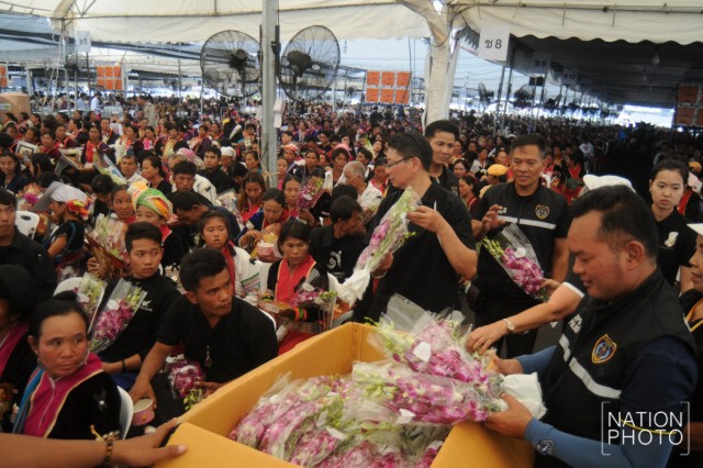 ชมรมกล้วยไม้ไทยนครปฐมนำดอกกล้วยไม้มาแจกปชช.ที่ไปกราบพระบรมศพฯ