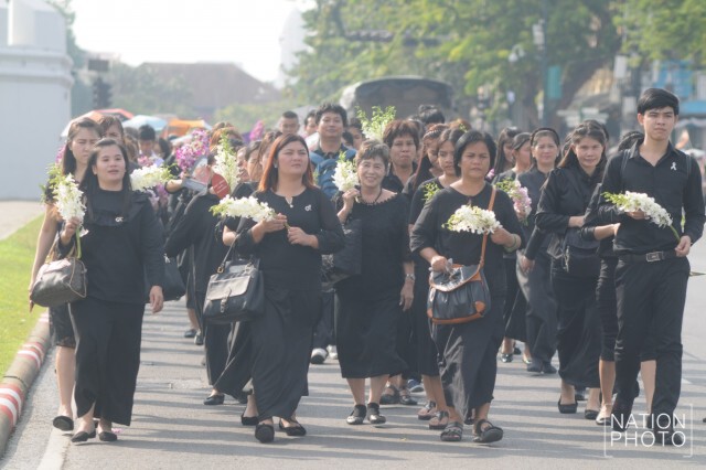 ชมรมกล้วยไม้ไทยนครปฐมนำดอกกล้วยไม้มาแจกปชช.ที่ไปกราบพระบรมศพฯ
