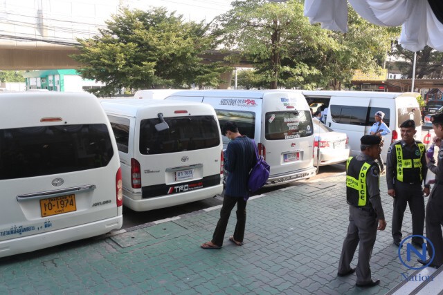ตร.เริ่มตรวจค้น
รถตู้ขนปชช.-พระ เข้าวัดพระธรรมกาย