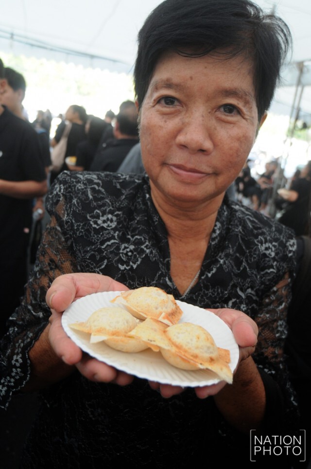 สมเด็จพระเจ้าอยู่หัวมหาวชิราลงกรณฯ โปรดเกล้าฯ พระราชทานขนมครกให้กับปชช.
