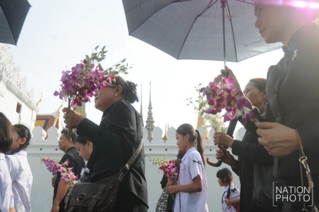 ชมรมกล้วยไม้ไทยนครปฐมนำดอกกล้วยไม้มาแจกปชช.ที่ไปกราบพระบรมศพฯ