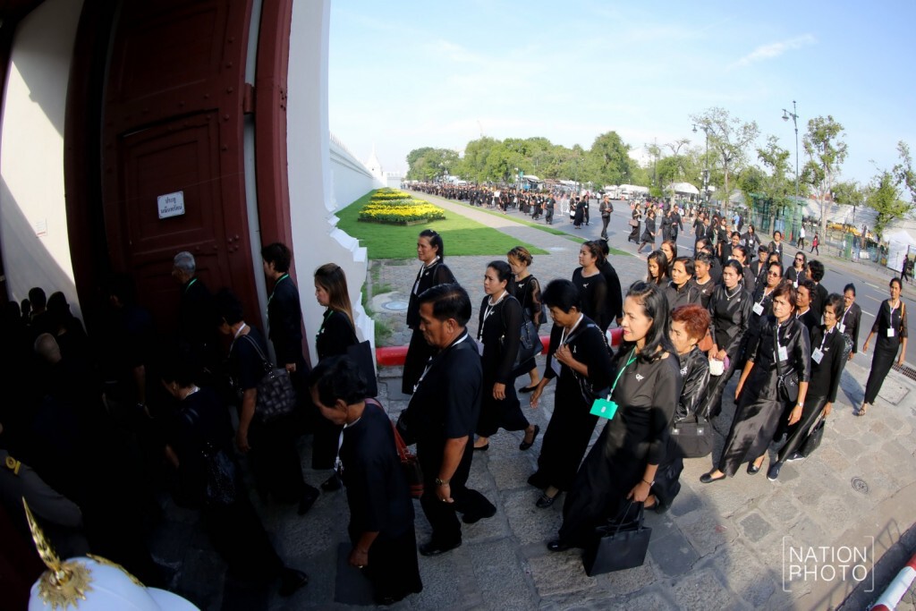ประชาชนรอเข้ากราบถวายสักการะพระบรมศพ ประชาชนรอเข้ากราบถวายสักการะพระบรมศพ