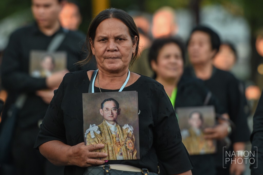 พสกนิกรรอเข้าสักการะพระบรมศพ (13 ธ.ค.59) พสกนิกรรอเข้าสักการะพระบรมศพ (13 ธ.ค.59)