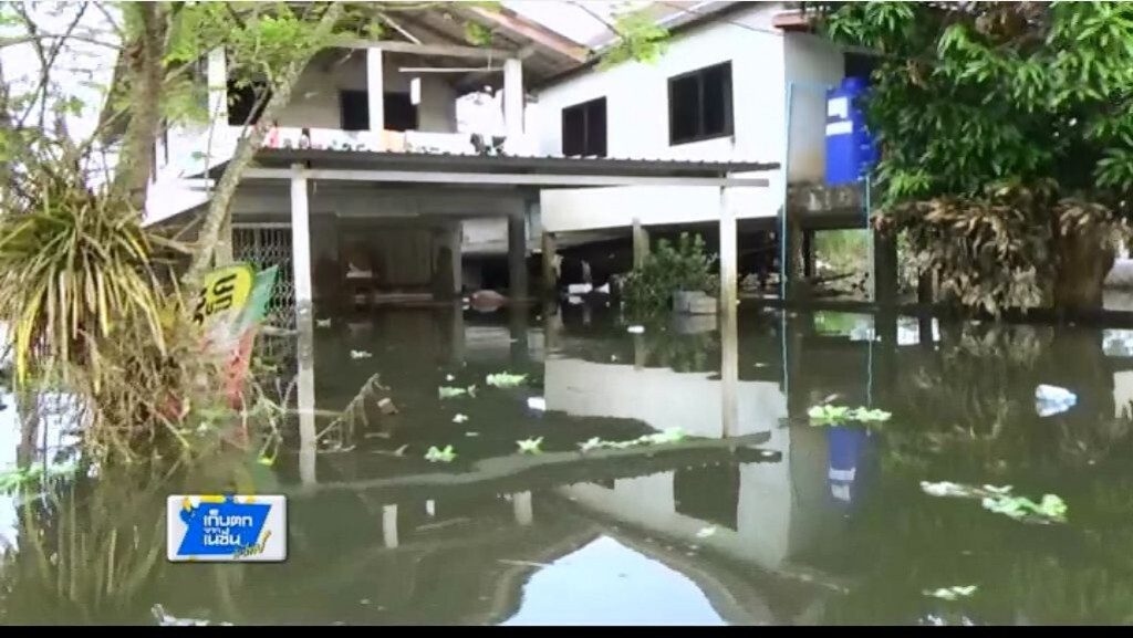 บางรักน้ำยังท่วมสูงเริ่มเน่าเสีย บางรักน้ำยังท่วมสูงเริ่มเน่าเสีย