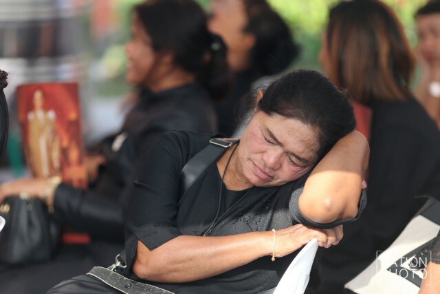 ประชาชนรอเข้ากราบถวายสักการะพระบรมศพ
