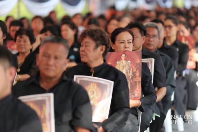 ประชาชนรอเข้ากราบถวายสักการะพระบรมศพ