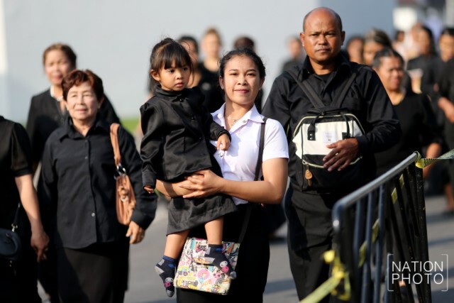 ประชาชนรอเข้ากราบถวายสักการะพระบรมศพ