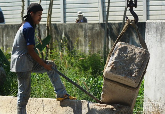 ยกแท่งปูนขวางถนนไปวัดธรรมกายออก!