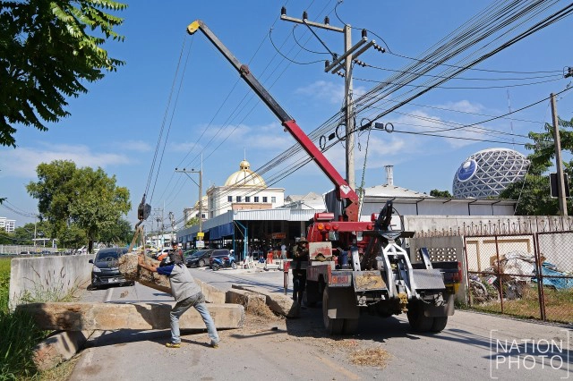 ยกแท่งปูนขวางถนนไปวัดธรรมกายออก!