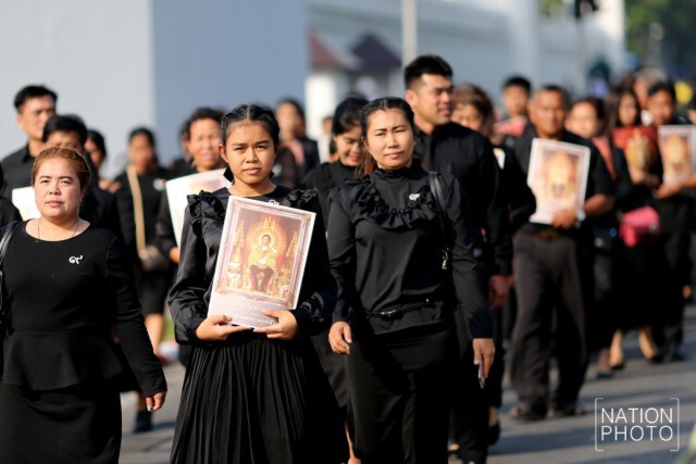 ประชาชนรอเข้ากราบถวายสักการะพระบรมศพ