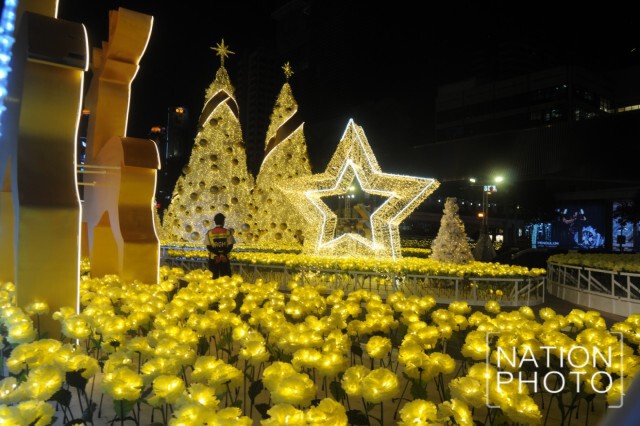 ปชช.แห่ถ่ายรูป ไฟประดับต้นคริสต์มาส หน้าเซ็นทรัลเวิลด์