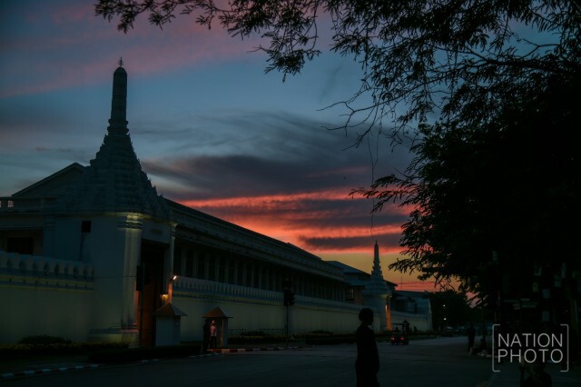 บรรยากาศรอบพระบรมมหาราชวัง  ยามอาทิตย์อัสดง 13 ธ.ค.59