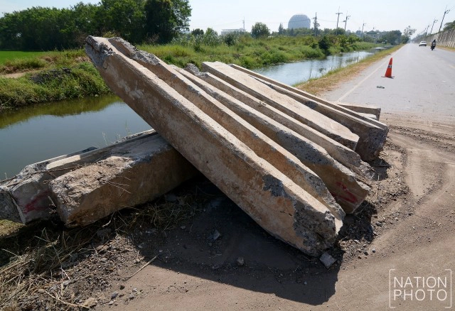 ยกแท่งปูนขวางถนนไปวัดธรรมกายออก!