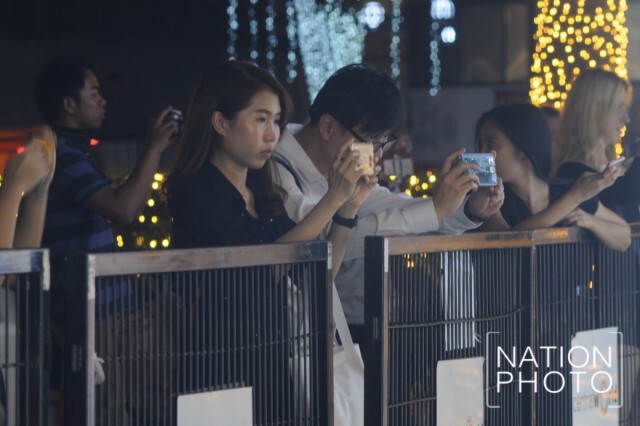 ปชช.แห่ถ่ายรูป ไฟประดับต้นคริสต์มาส หน้าเซ็นทรัลเวิลด์